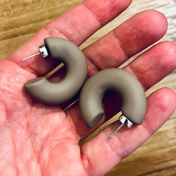 Studio Cult Chonky Hoop in Wood Paneling - Picture 5 of 5